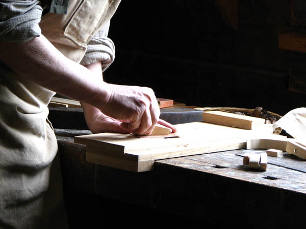 Ofrecemos un servicio de <strong>carpintería  de madera y ebanistería en Cumbre (La)</strong> adaptado a las necesidades del <strong>cliente</strong>.